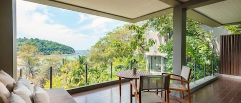 Deluxe Layan Suite | 1 makuuhuone, allergiatestatut vuodevaatteet, untuvapeitot, minibaari