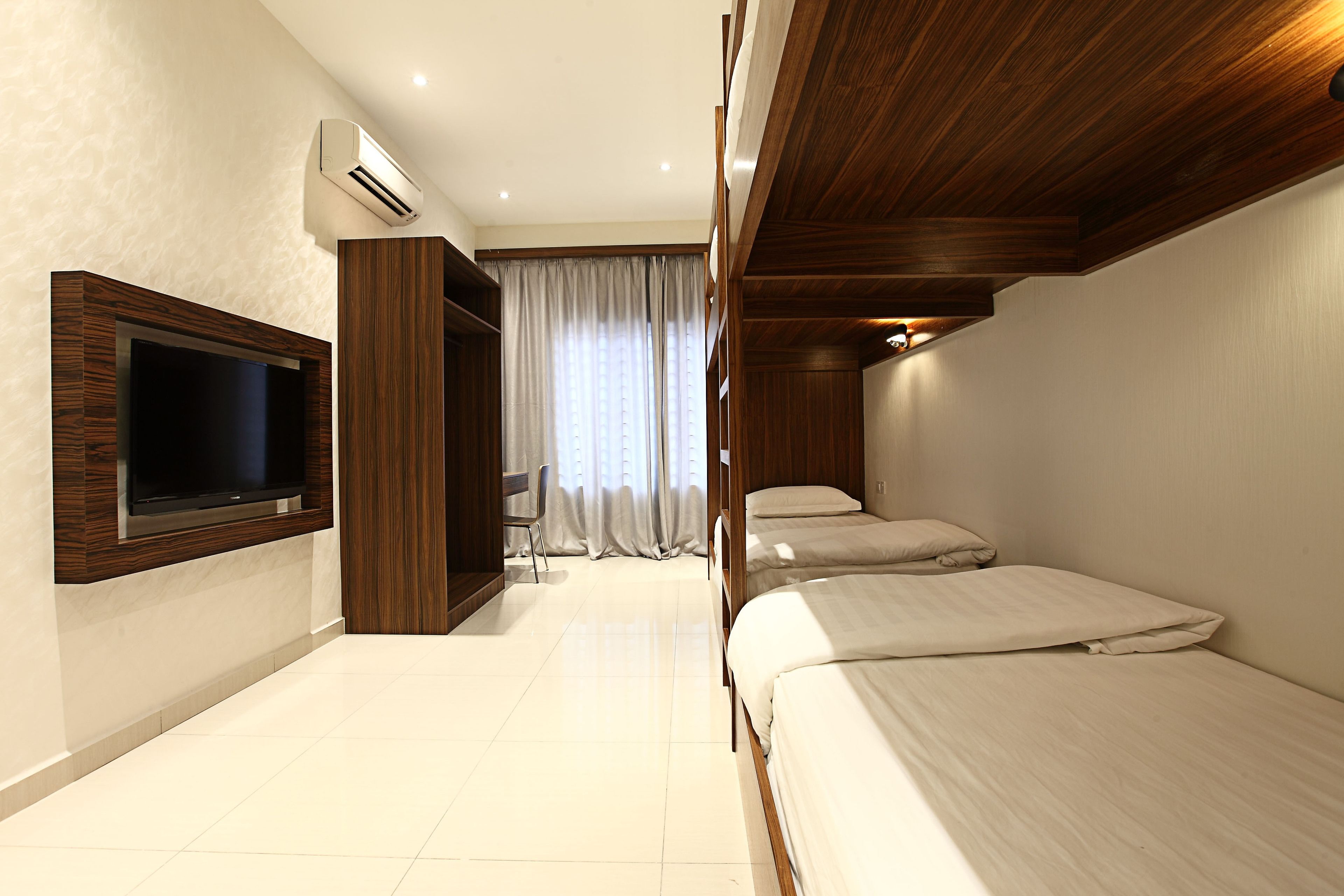 quadruple room | in-room safe, free wifi, bed sheets