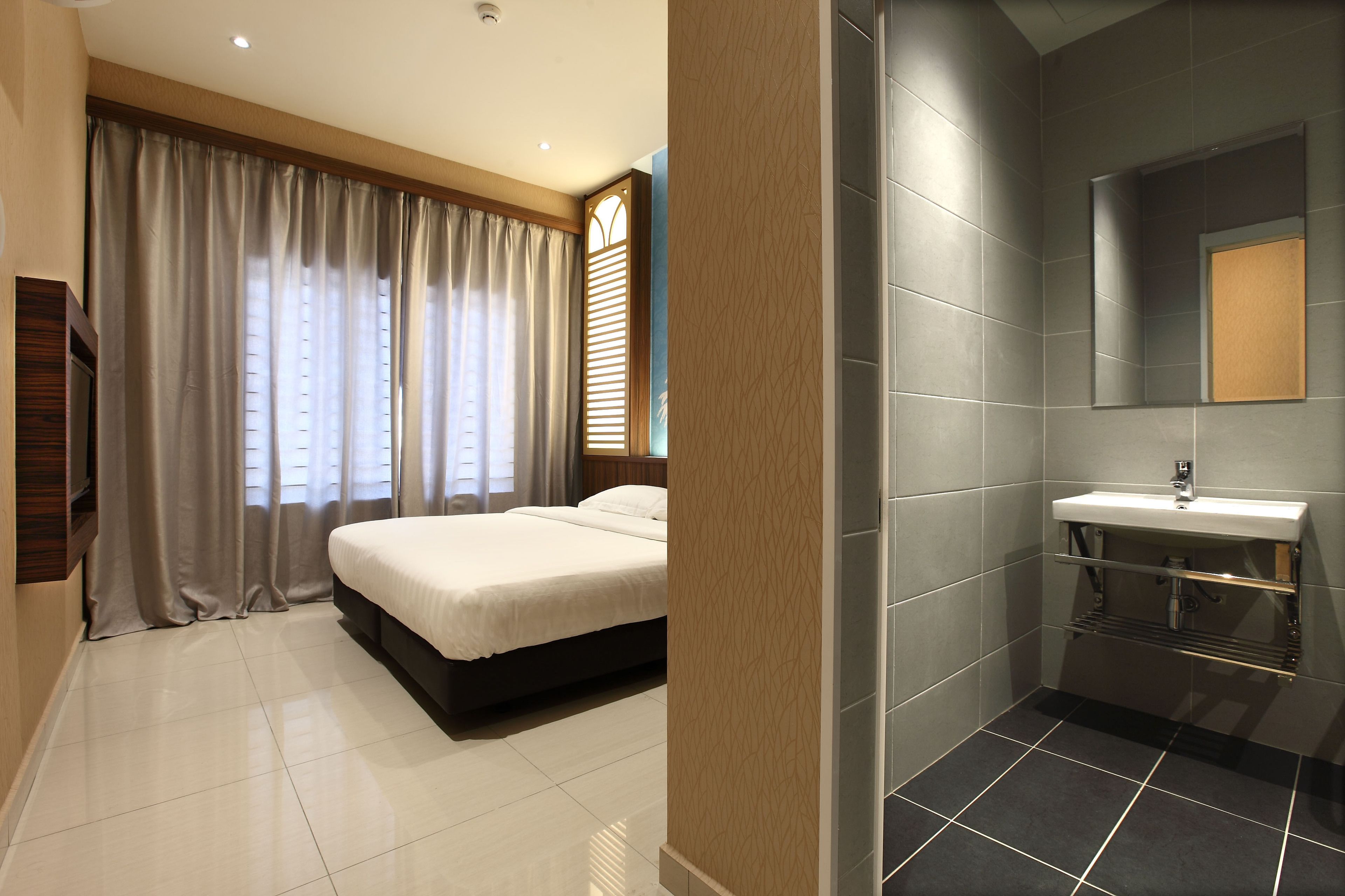 in-room safe, free wifi, bed sheets