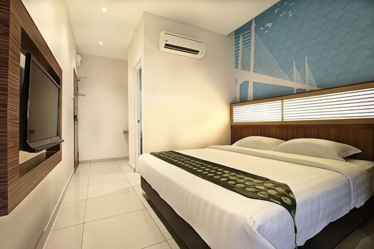In-room safe, free WiFi, bed sheets