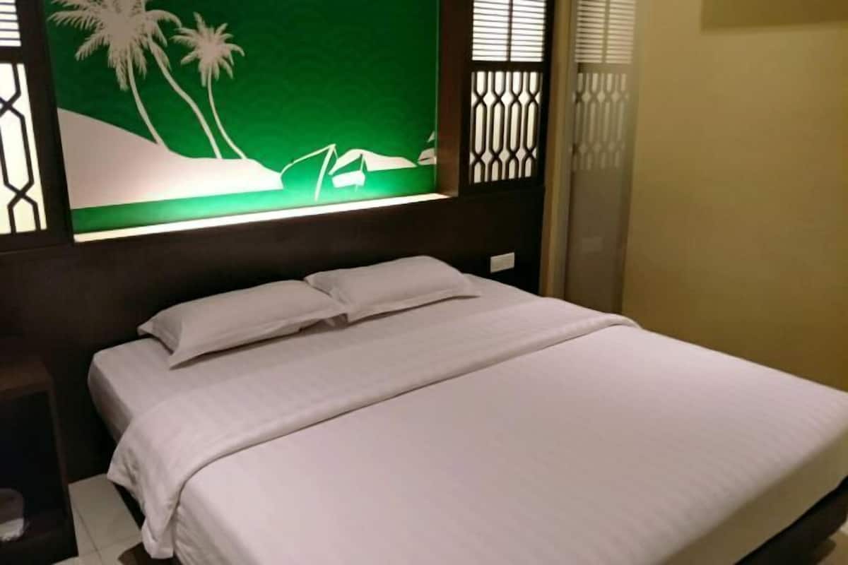 In-room safe, free WiFi, bed sheets