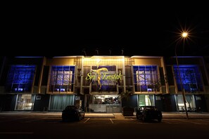 Façade de l’hébergement  – soirée/nuit
