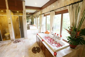 Seaview Villa | Bathroom | Separate tub and shower, hair dryer, bathrobes, slippers - Viva Vacation Resort (Koh Samui)