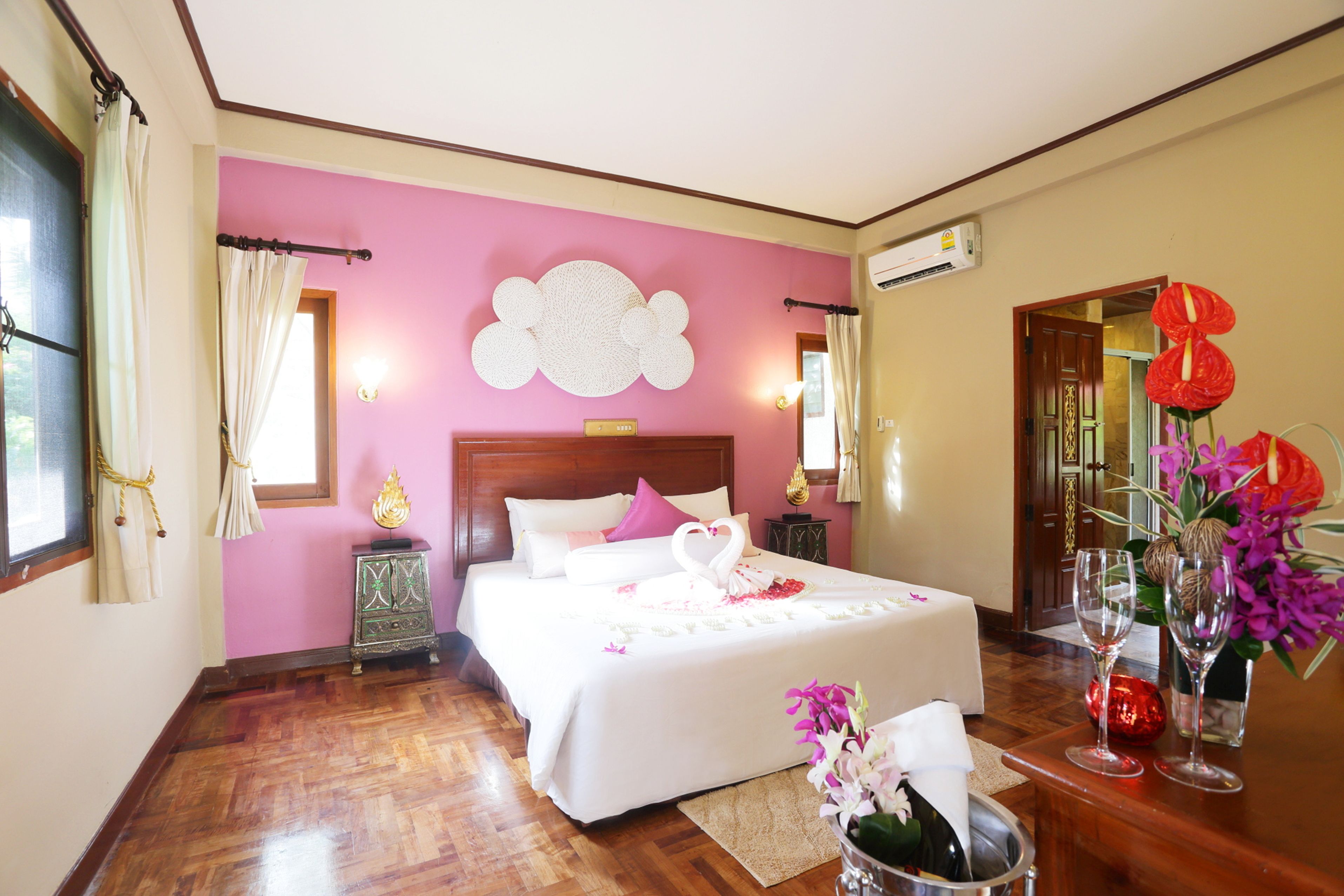 seaview villa | minibar, in-room safe, desk, cots/infant beds