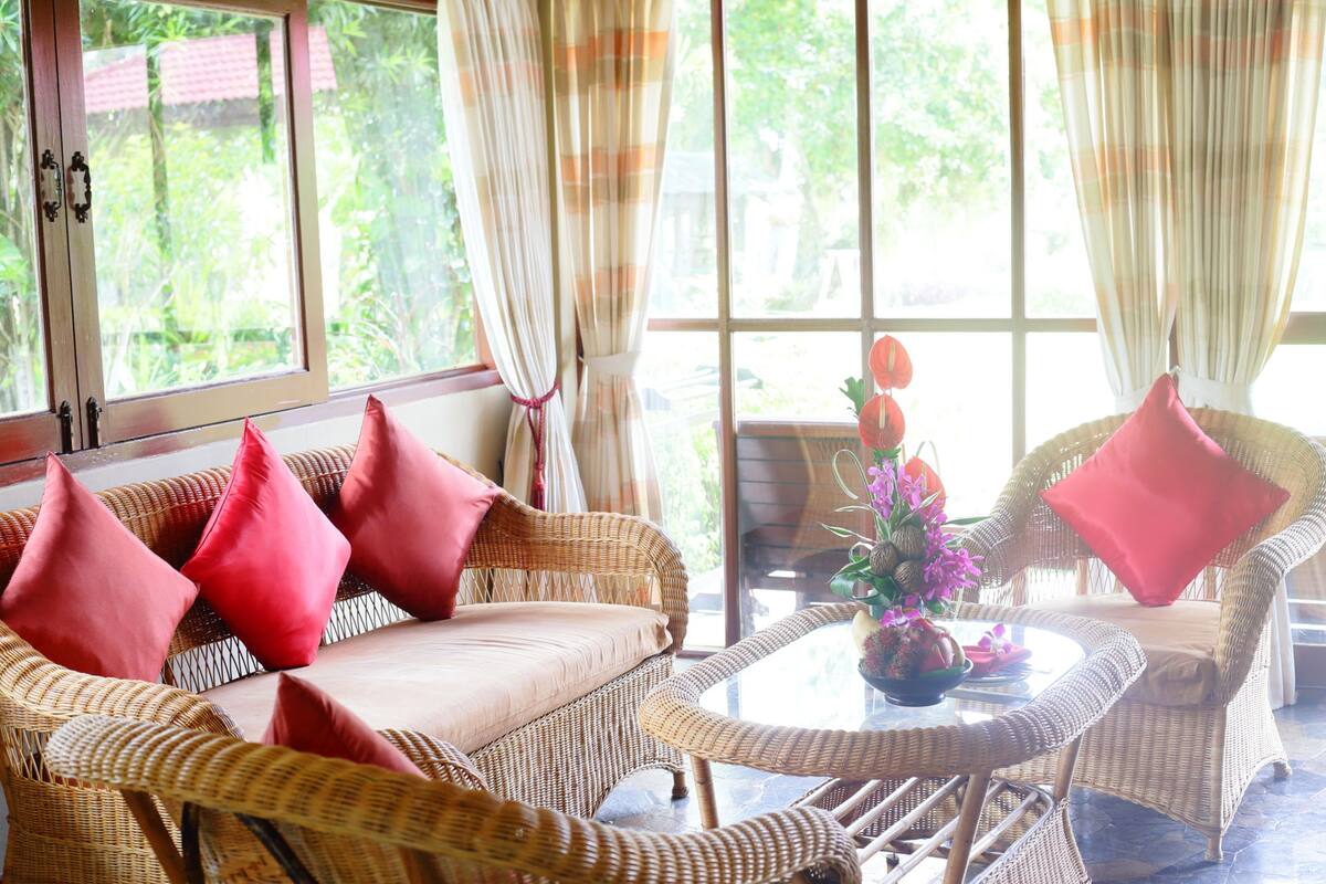 Garden View Villa | 起居區 | 電視
