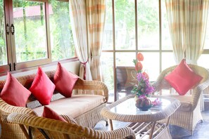 Garden View Villa | Vardagsrum | Tv