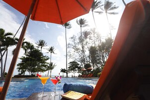 室外游泳池，日光浴躺椅