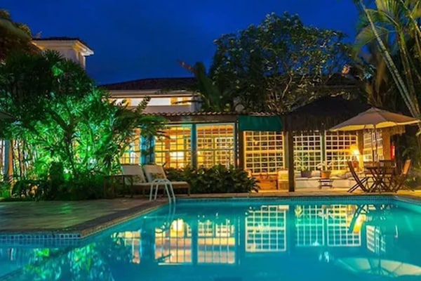 Piscine extérieure, chaises longues