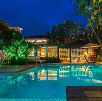 Una piscina al aire libre, sillones reclinables de piscina