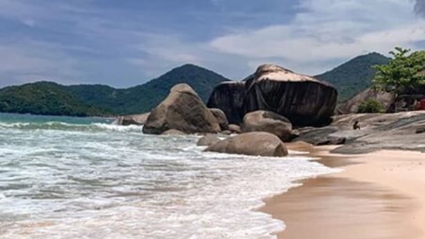 A beach with large rocks and waves. - Pousada do Principe (Paraty)