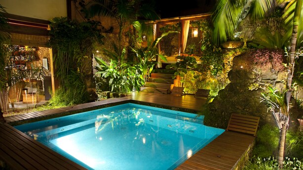 Cascada en la piscina
