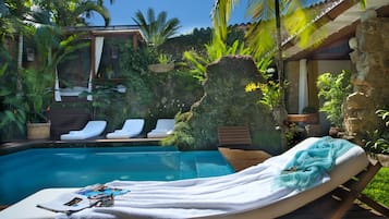 Piscine extérieure, parasols de plage, chaises longues