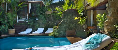 Piscine extérieure, parasols de plage, chaises longues