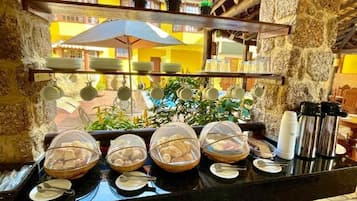 Café da manhã com buffet grátis todos os dias