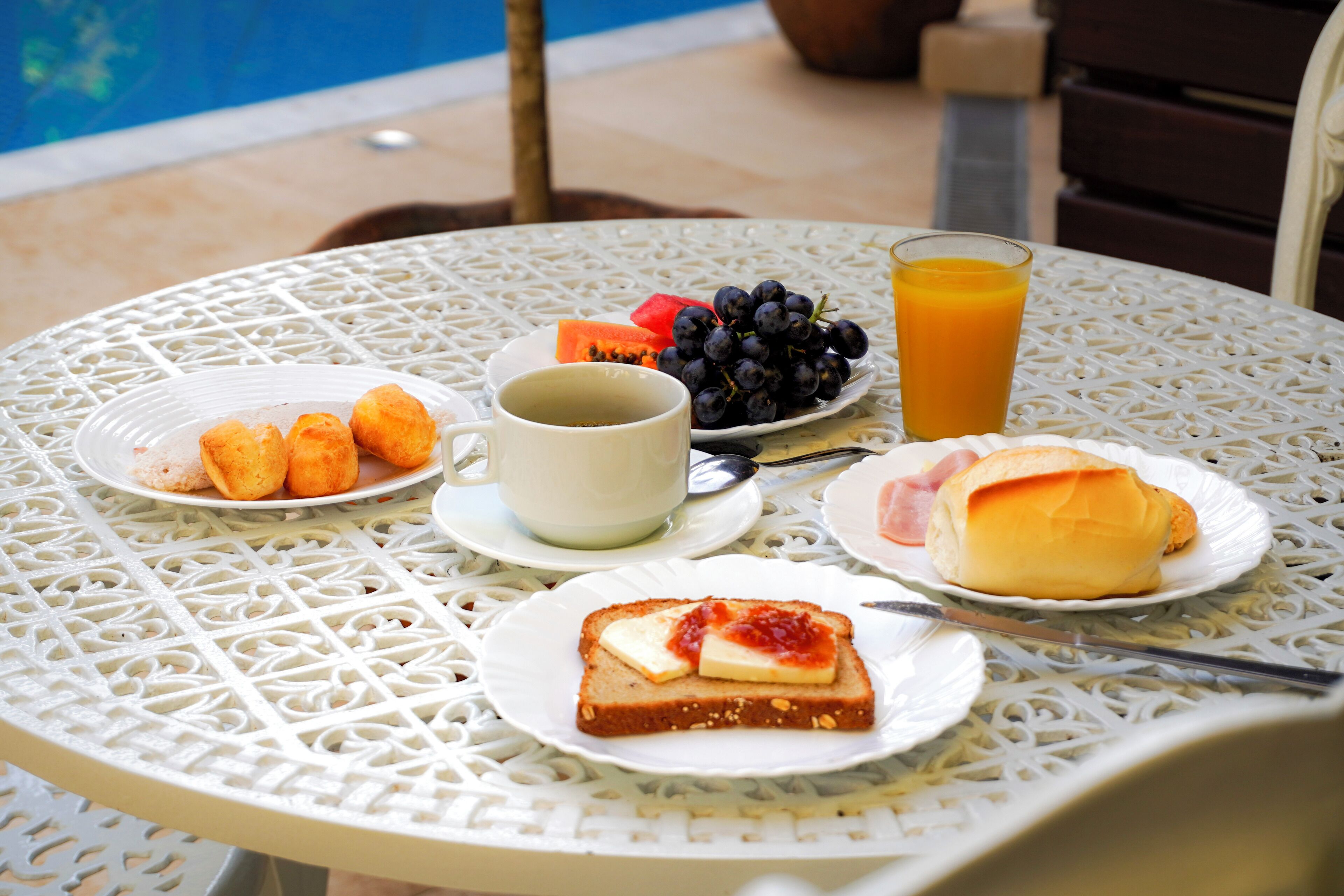 Une table avec des aliments pour le petit-déjeuner, notamment des toasts, des fruits et du jus de fruits.