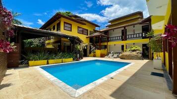 Piscina externa, funciona das 10h às 22h, guarda-sóis, espreguiçadeiras