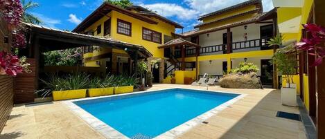 Kolam renang terbuka, payung kolam, kerusi lepak pantai