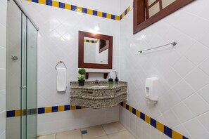 Shower, free toiletries, towels - Pousada Cicerone - Portal das Artes - Com Gerador de Energia (Paraty)