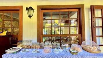 Café da manhã com buffet grátis todos os dias