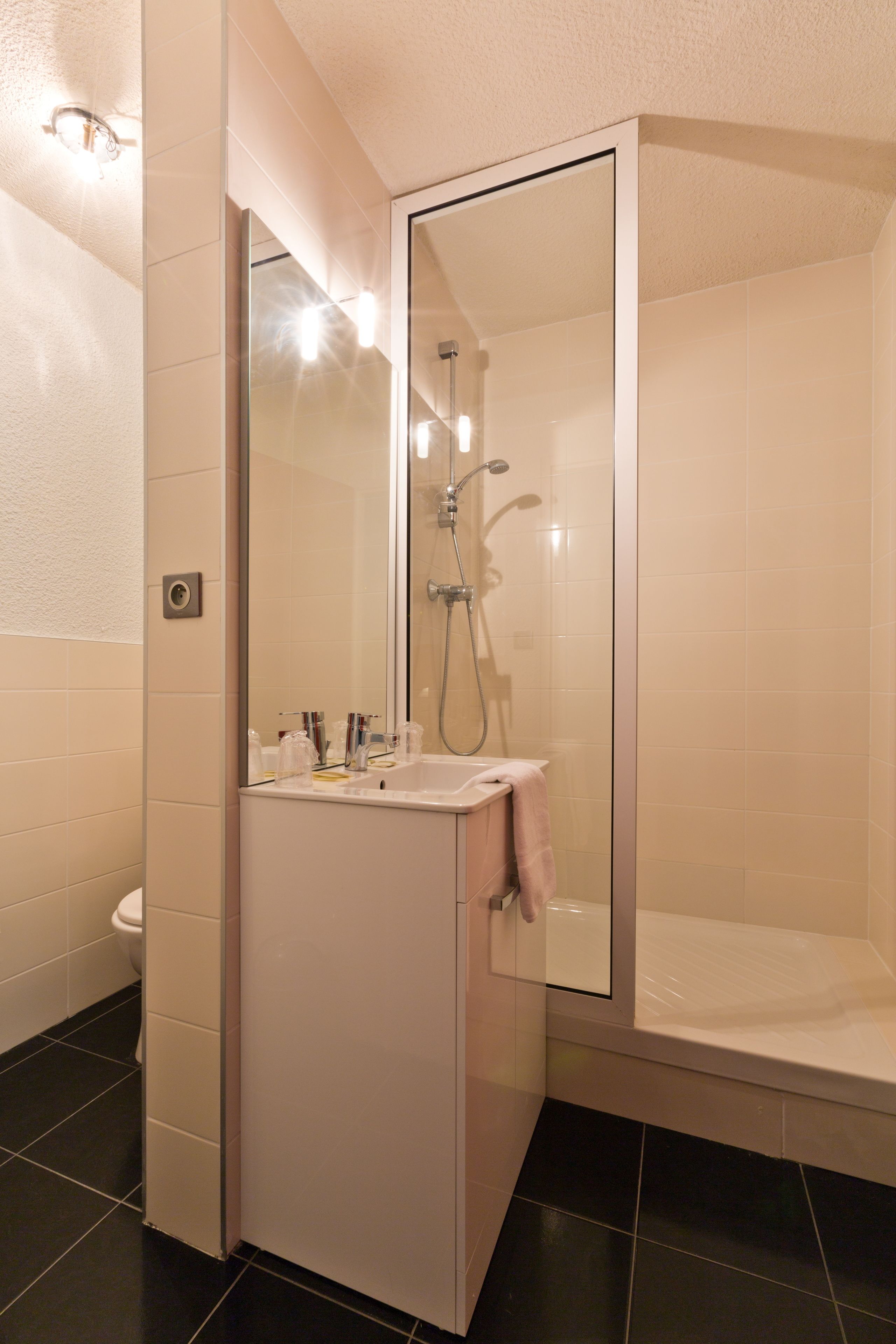 twin room (2eme étage) | bathroom | shower, free toiletries, hair dryer, towels