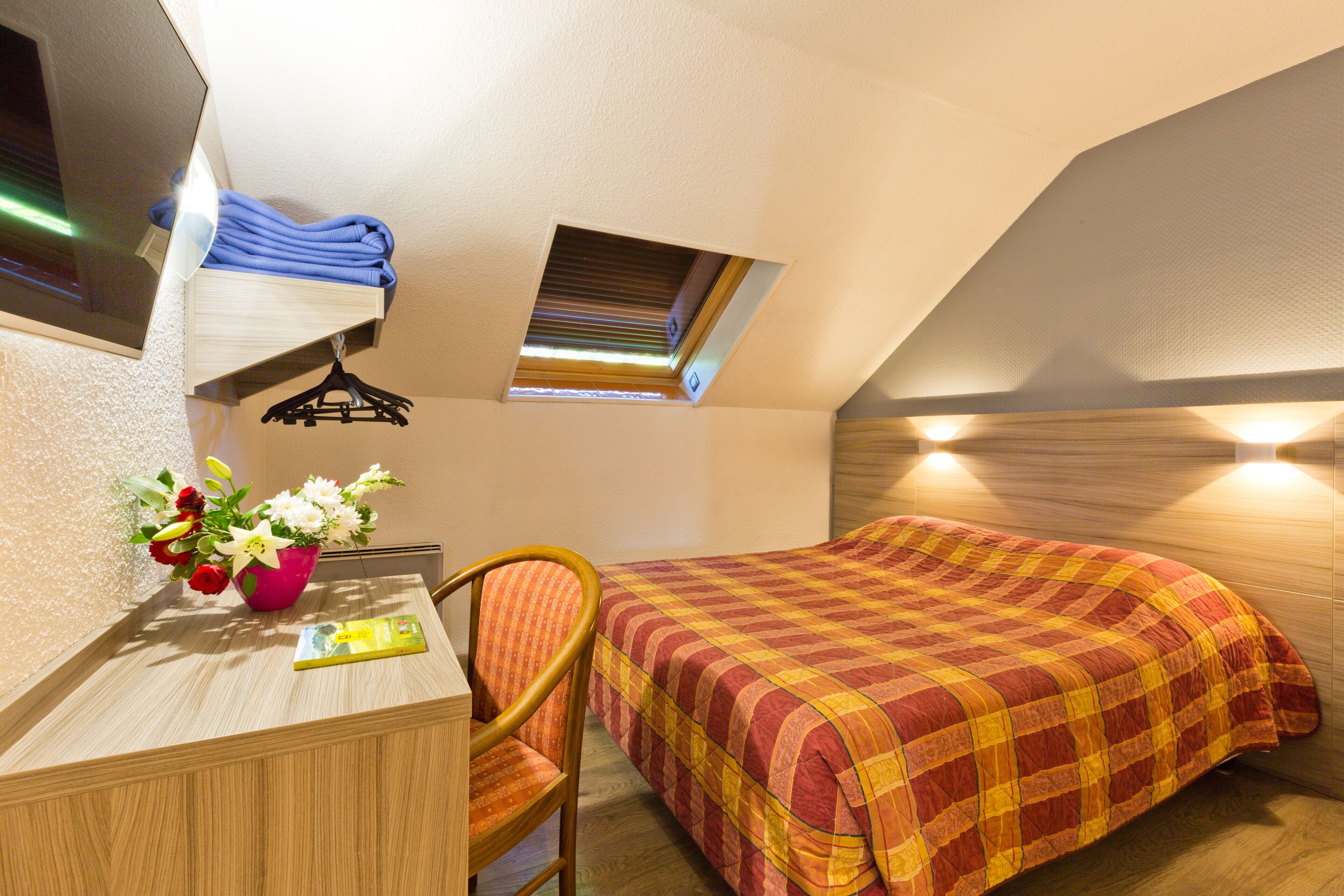 desk, blackout curtains, soundproofing, free wifi