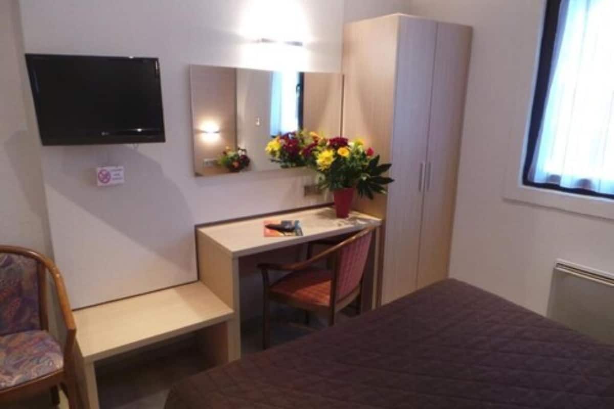 single room | desk, blackout curtains, soundproofing, free wifi