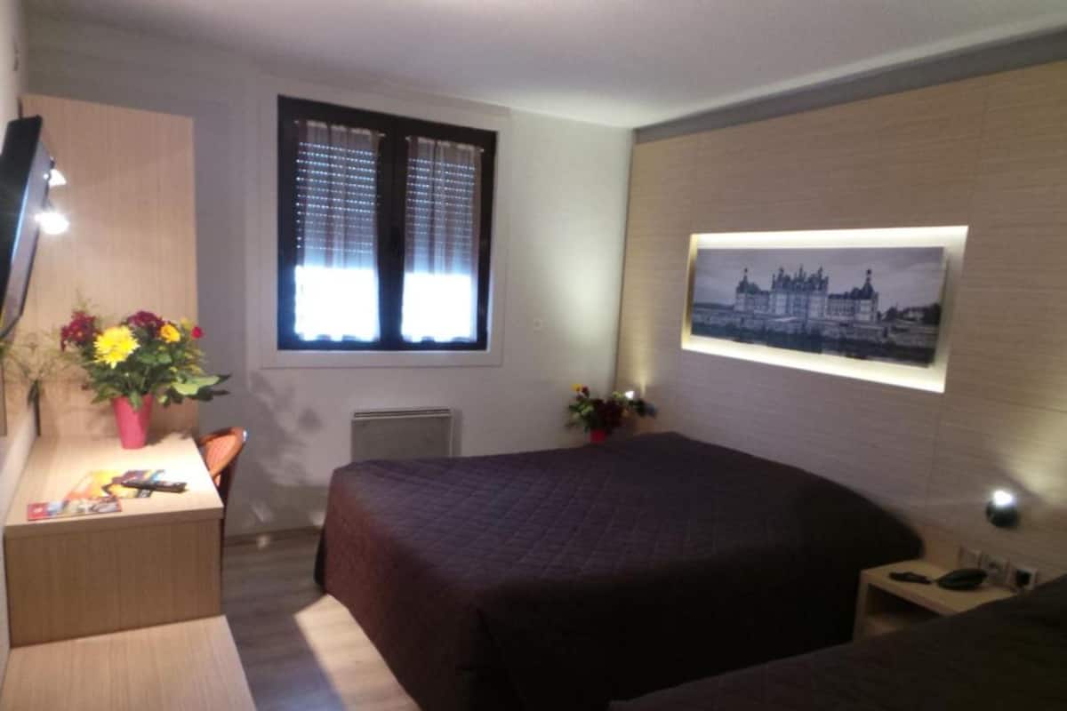 triple room (2eme étage) | desk, blackout curtains, soundproofing, free wifi