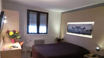 Escritorio, cortinas blackout, sistema de insonorización y wifi gratis