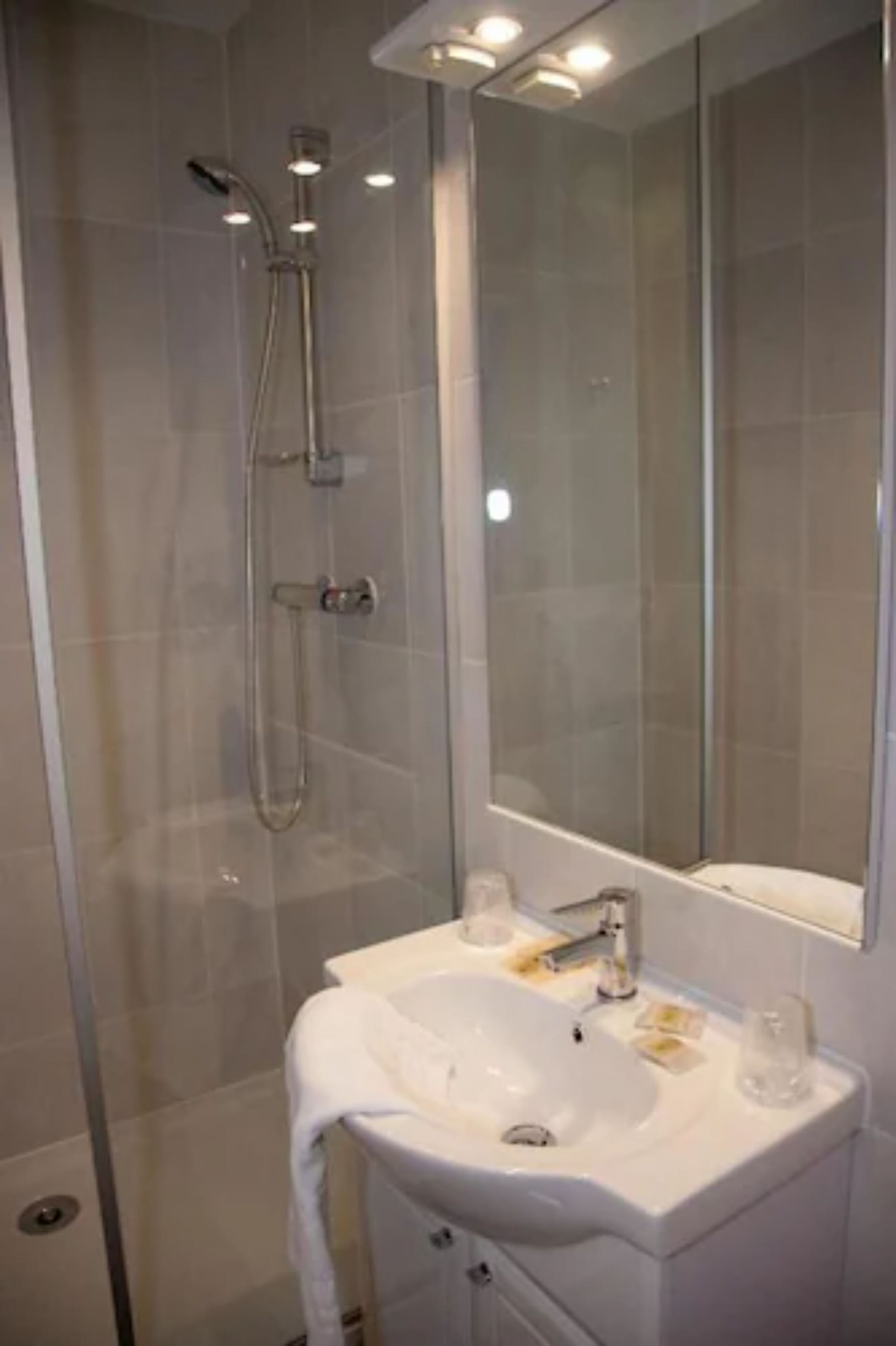 triple room (2eme étage) | bathroom | shower, free toiletries, hair dryer, towels