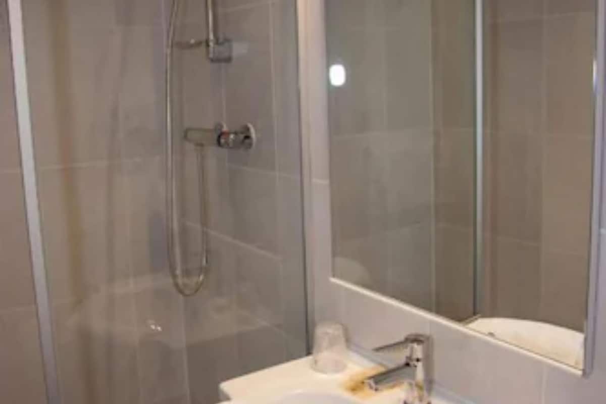 triple room (2eme étage) | bathroom | shower, free toiletries, hair dryer, towels