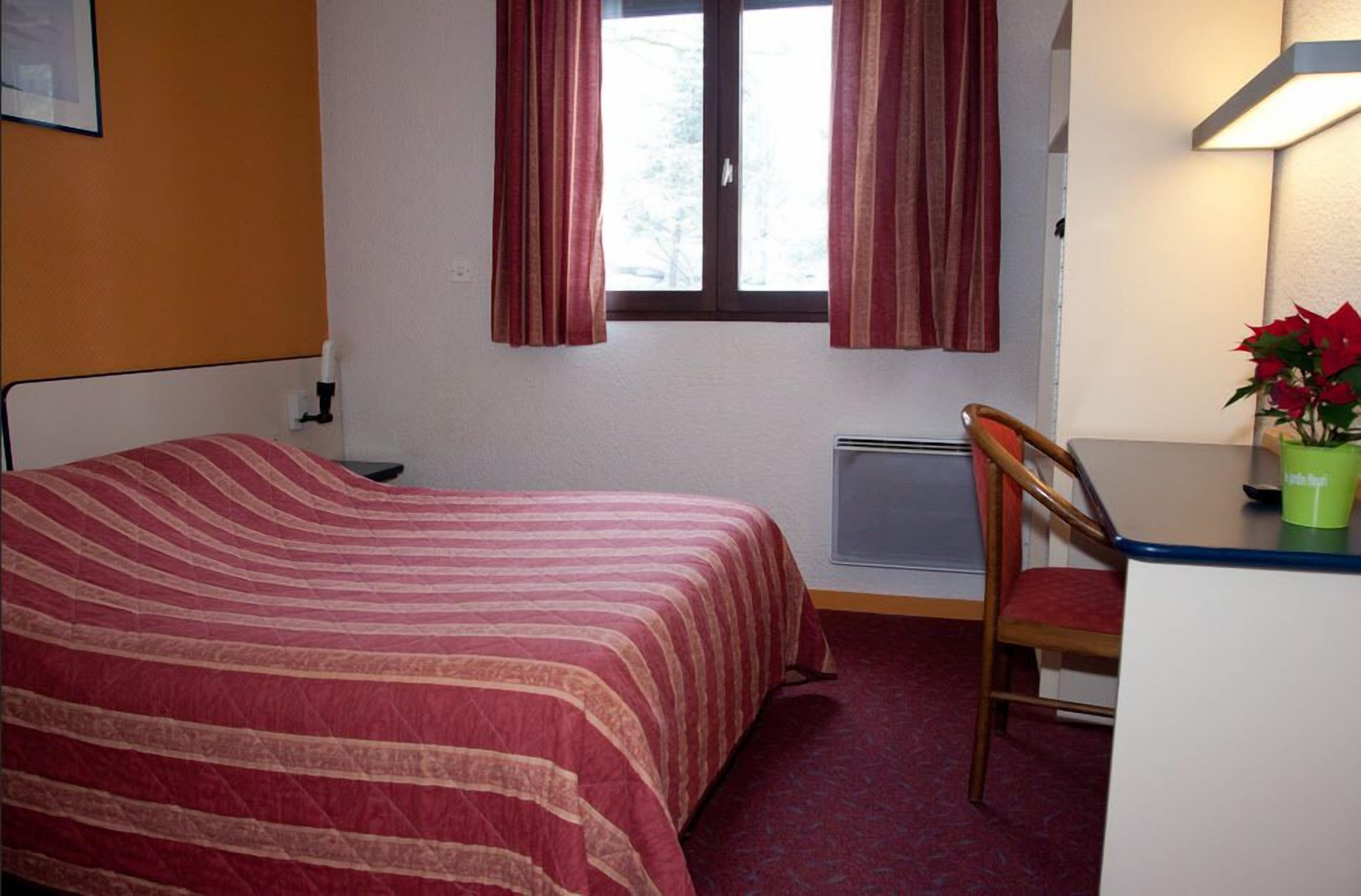 desk, blackout curtains, soundproofing, free wifi