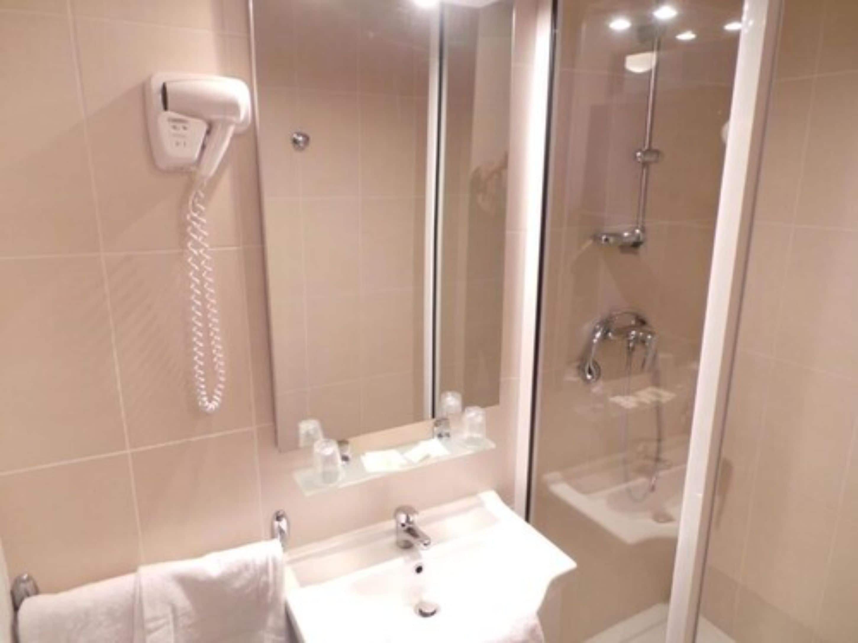 classic double room, 1 queen bed (1er étage) | bathroom | shower, free toiletries, hair dryer, towels