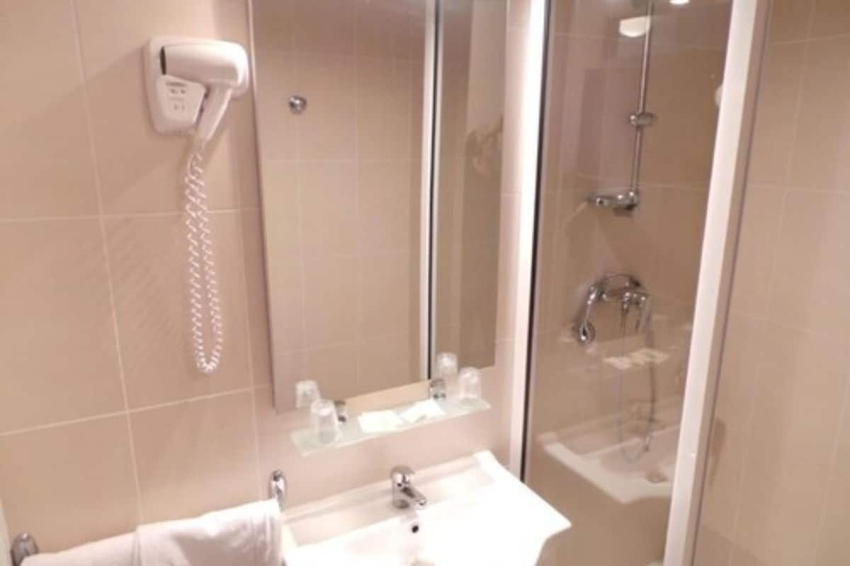 classic double room, 1 queen bed (1er étage) | bathroom | shower, free toiletries, hair dryer, towels