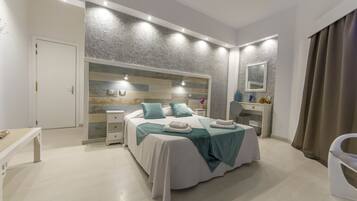 Double Room | Blackout curtains, iron/ironing board, free WiFi, bed sheets