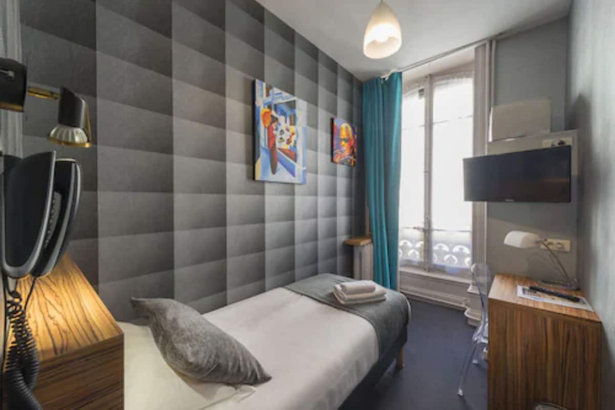 Economy Single Room, 1 Single Bed | In-room safe, individually decorated, individually furnished, desk