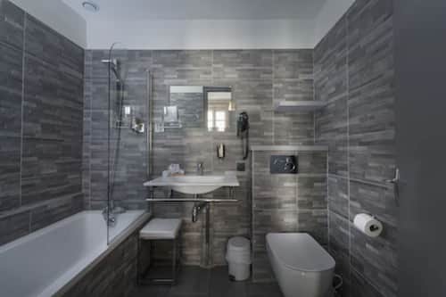 Club Double Room, 1 Queen Bed | Bathroom | Free toiletries, hair dryer, towels