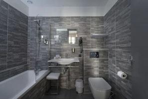Chambre Double Club, 1 grand lit | Salle de bain | Articles de toilette gratuits, sĂšche-cheveux, serviettes fournies