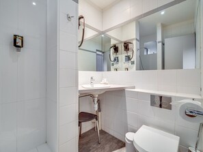 Quarto solteiro superior, 1 cama de casal | Banheiro | Produtos de toalete grátis, secador de cabelo, toalhas de banho