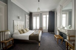 俱乐部双人房, 1 张大床 | 客房内保险箱、特色装修、特色家居、办公桌