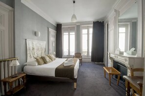 Quarto casal club, 1 cama Queen | Cofres nos quartos, individualmente decorados