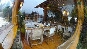 Petit déjeuner et déjeuner servis sur place