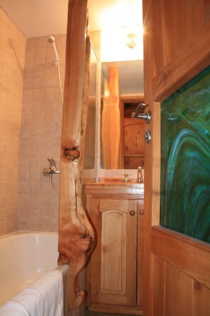 Ensemble douche/baignoire, douche à « effet pluie », sèche-cheveux