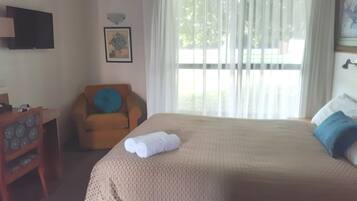Standard Queen Room (1 Queen bed) | Desk, laptop workspace, iron/ironing board, free WiFi