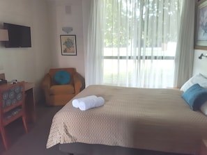 Standard Queen Room (1 Queen bed) | Desk, laptop workspace, iron/ironing board, free WiFi - City Gardens Motel Traralgon (Traralgon)
