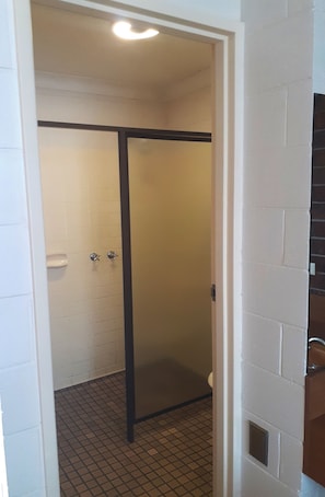Standard-huone (Twin Room) | Kylpyhuone | Suihku, ilmaiset hygieniatuotteet, hiustenkuivaaja, pyyhkeet