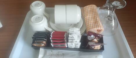 Una bandeja con juegos de té, libros y aperitivos empaquetados.