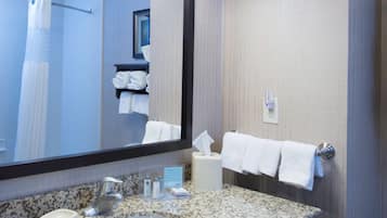 Articles de toilette gratuits, sèche-cheveux, serviettes fournies
