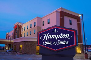 Exterior - Hampton Inn & Suites Bismarck Northwest (Bismarck)