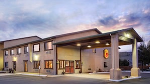 Un hotel con entrada cubierta, varias ventanas y un letrero que indica que es un Super 8.