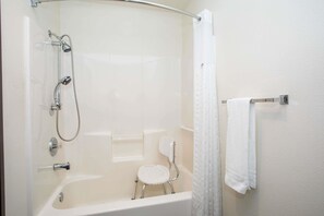 Douche, articles de toilette gratuits, sèche-cheveux
